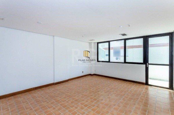 Sala comercial na Av Carlos Gomes com sacada