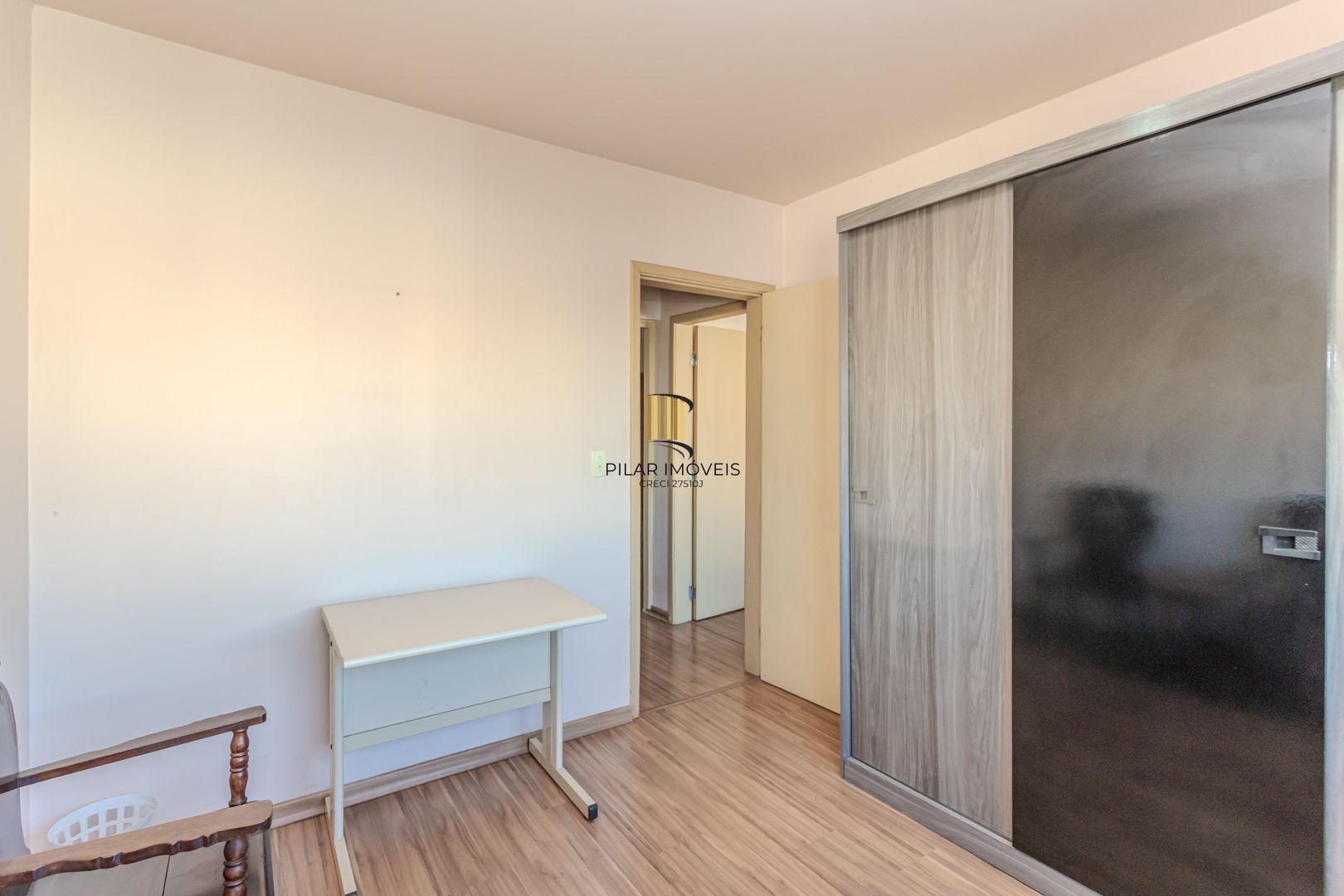 Apartamento de 2 dormitórios com dependência e vaga no bairro Santana DESOCUPADO