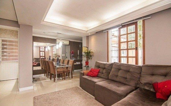 Casa no bairro Camaquã de 4 dormitórios e 2 vagas