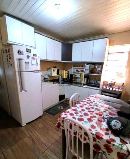 Casa no bairro Partenon de 3 dormitórios e vaga