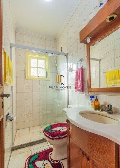 Casa sobrado na Lomba do Pinheiro com 4 dormitórios e 2 vagas