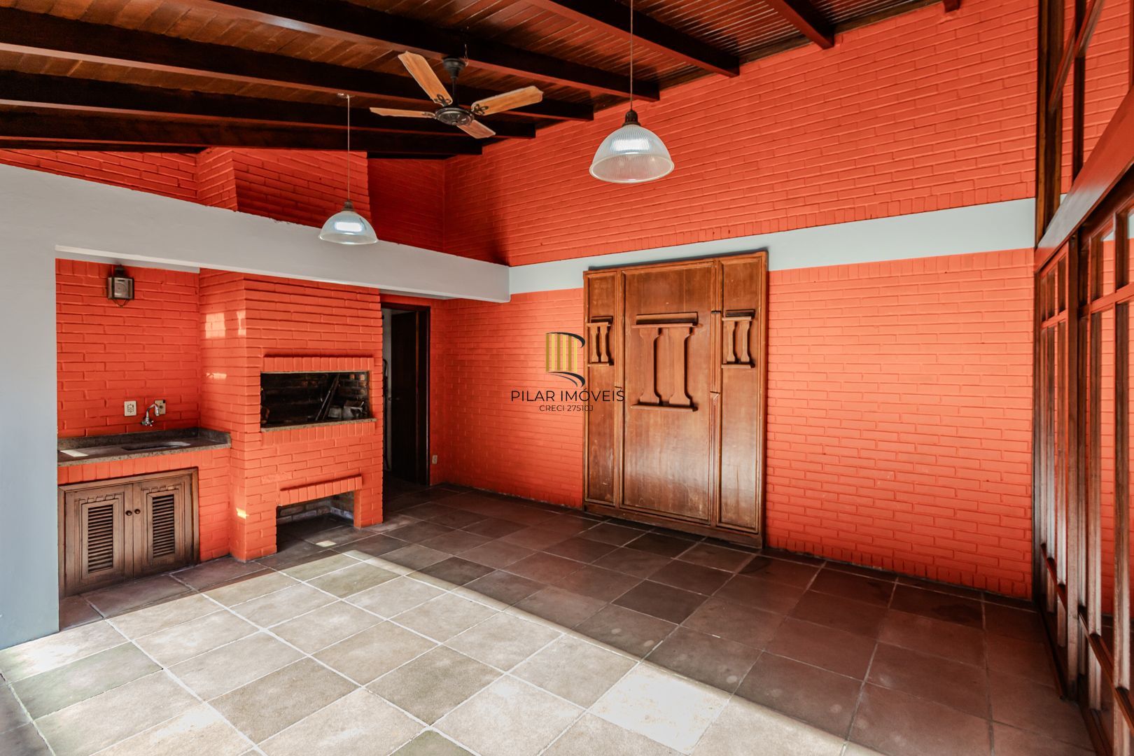 Casa no Partenon com 4 dormitórios e 4 vagas DESOCUPADA
