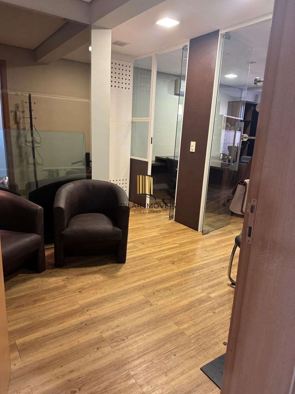Sala comercial mobiliada com 42m² no bairro Praia de Belas DESOCUPADA