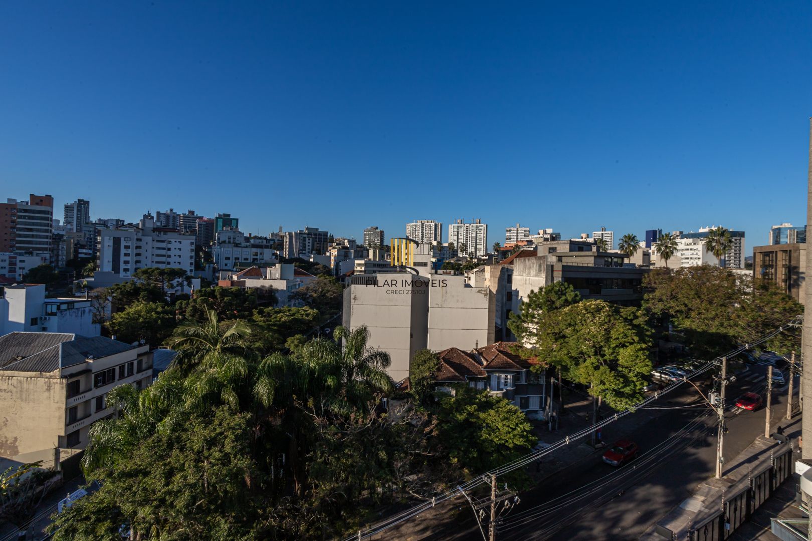 Apartamento no Petrópolis de 2 dormitórios dependência e vaga desocupado