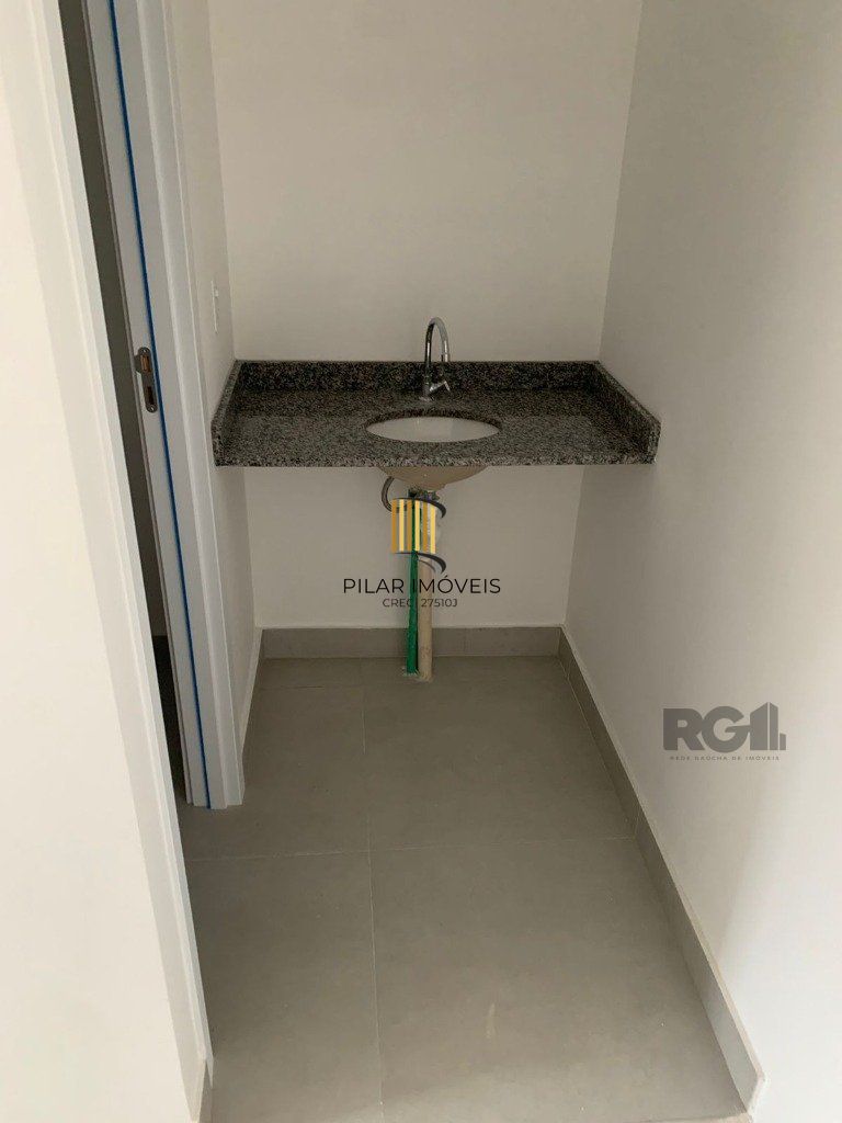 Sobrado novo com aproximadamente 88m² no bairro Vila Nova.