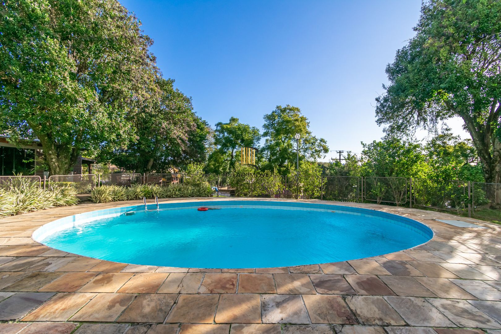 OCASIÃO 3 dormitórios, suíte e vaga, 106m² privativos, por R$ 400 mil