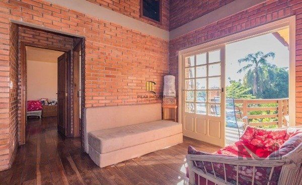 Casa sobrado na Lomba do Pinheiro com 4 dormitórios e 2 vagas