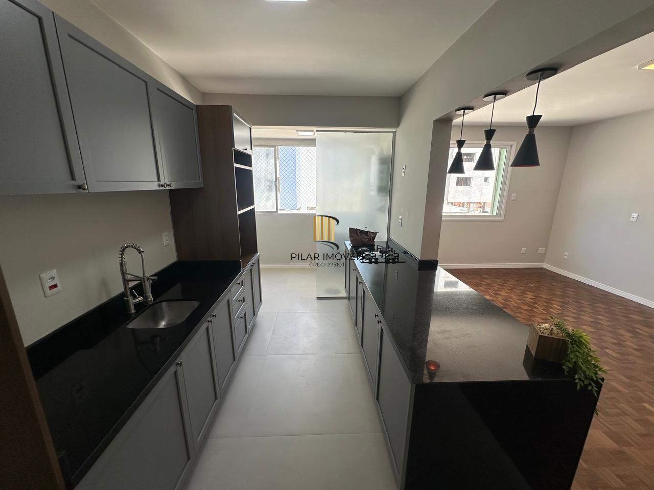 APTO COM 02 DORM. DEPENDENCIA EMP, TODO REFORMADO , SEMI-MOBILIADO, GARAGEM,  ELEVADOR