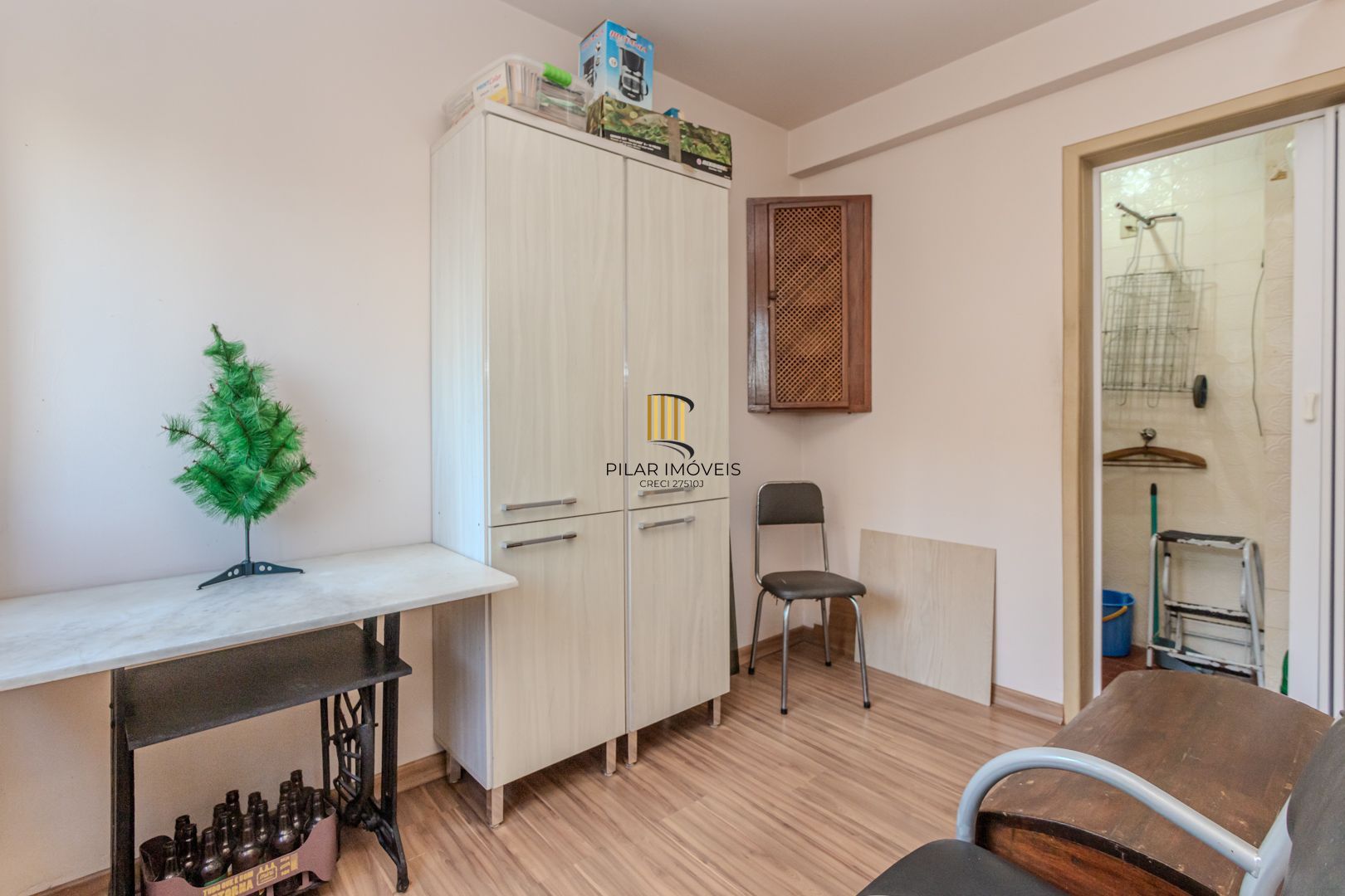 Apartamento de 2 dormitórios com dependência e vaga no bairro Santana DESOCUPADO