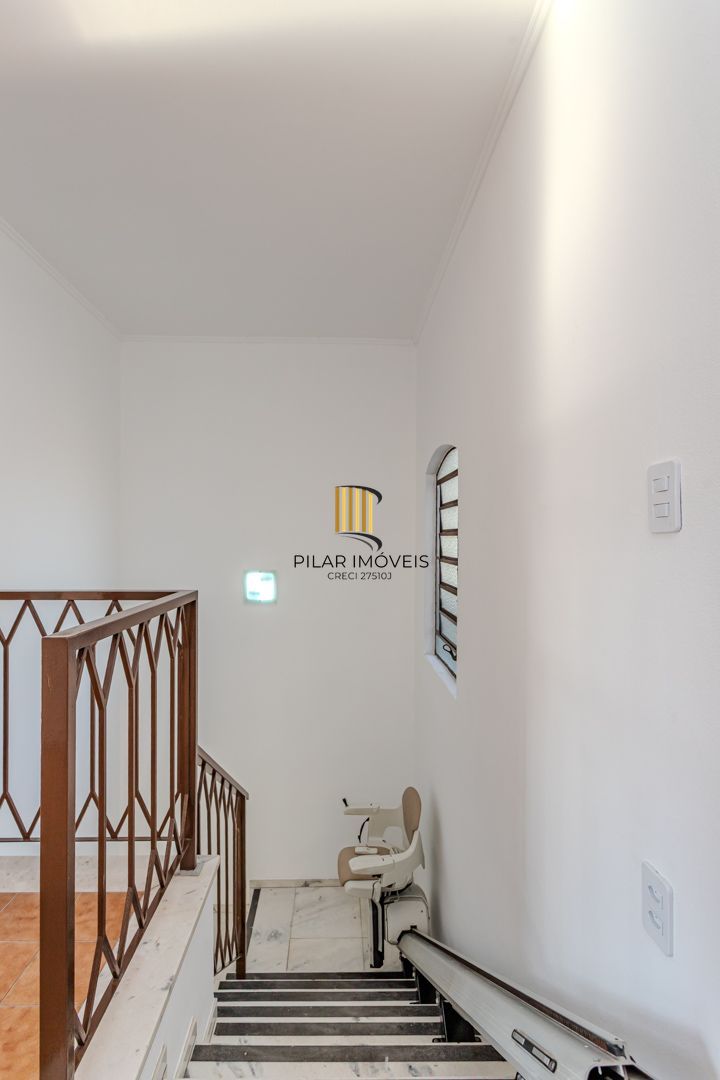 Casa no Partenon com 4 dormitórios e 4 vagas DESOCUPADA