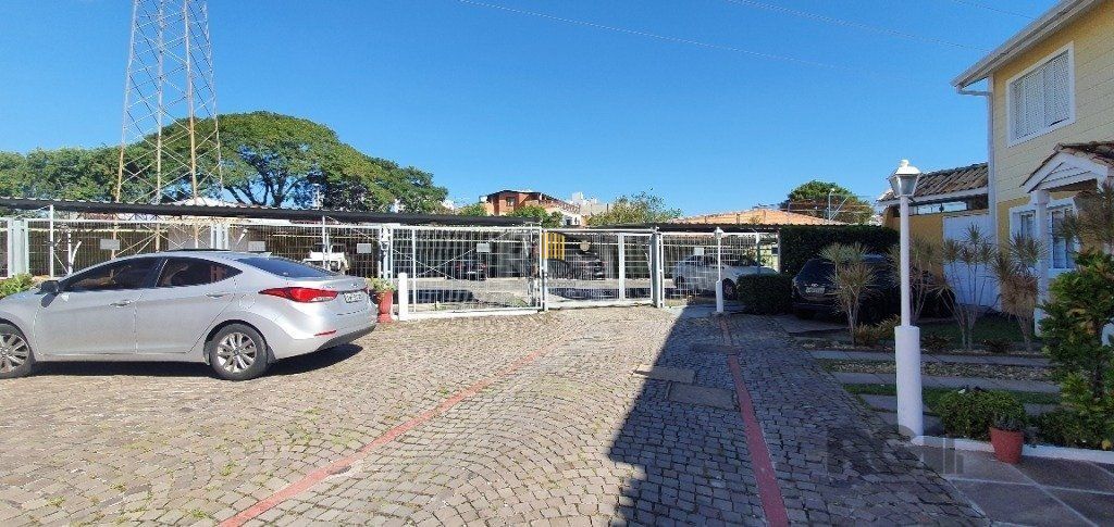 Casa em condomínio no Sarandi de 2d vaga e infra