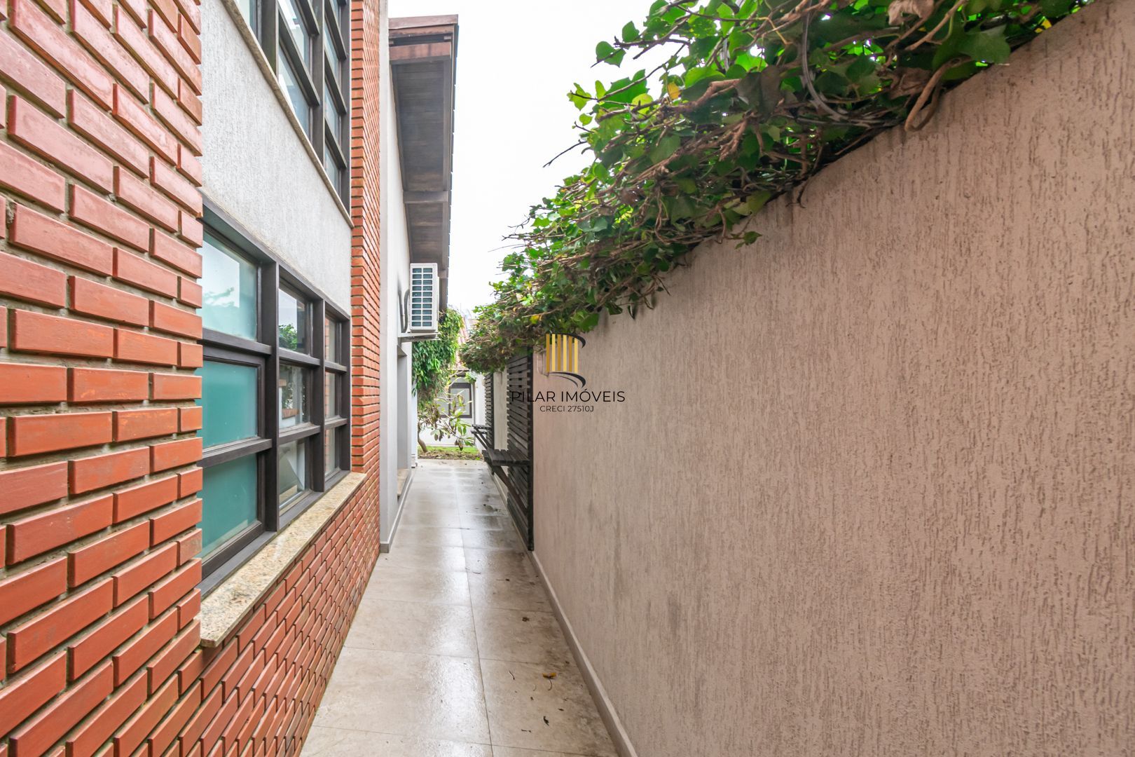 Casa sobrado no bairro Cristal de 3 dormitórios e 3 vagas