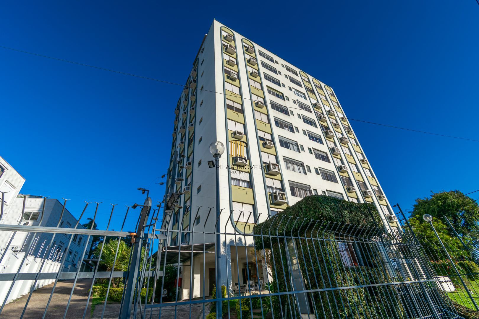 OCASIÃO 3 dormitórios, suíte e vaga, 106m² privativos, por R$ 400 mil