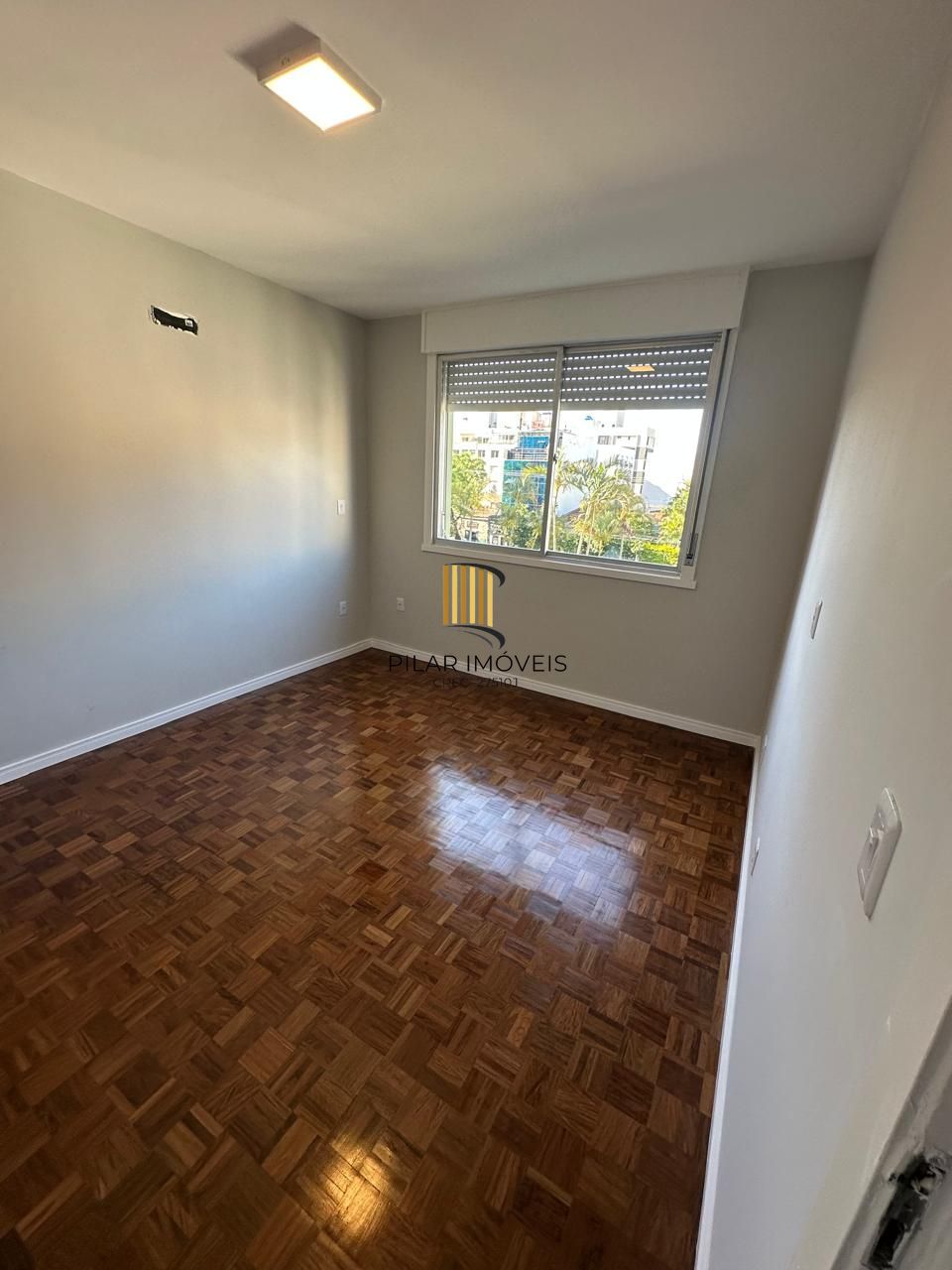 APTO COM 02 DORM. DEPENDENCIA EMP, TODO REFORMADO , SEMI-MOBILIADO, GARAGEM,  ELEVADOR