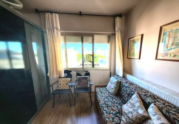 Apartamento de 2 dormitórios com dependência e vaga no bairro Santana