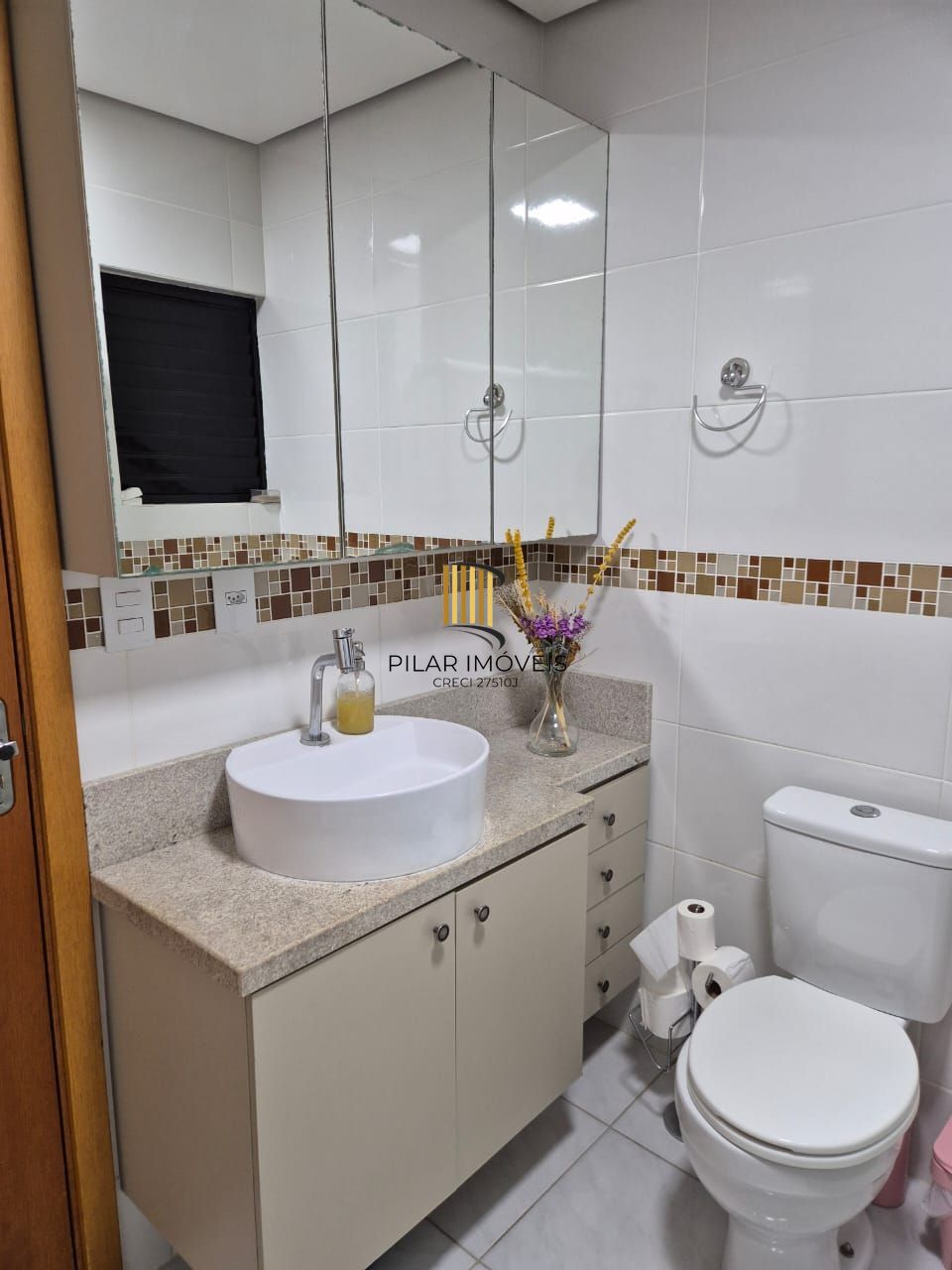 APARTAMENTO NO CENTRO DA CIDADE DE CHAPECÓ 02 DORM. 02 VAGAS, SEMI-MOBILIADO, CHURRASQUEIRA E ELEVADOR.