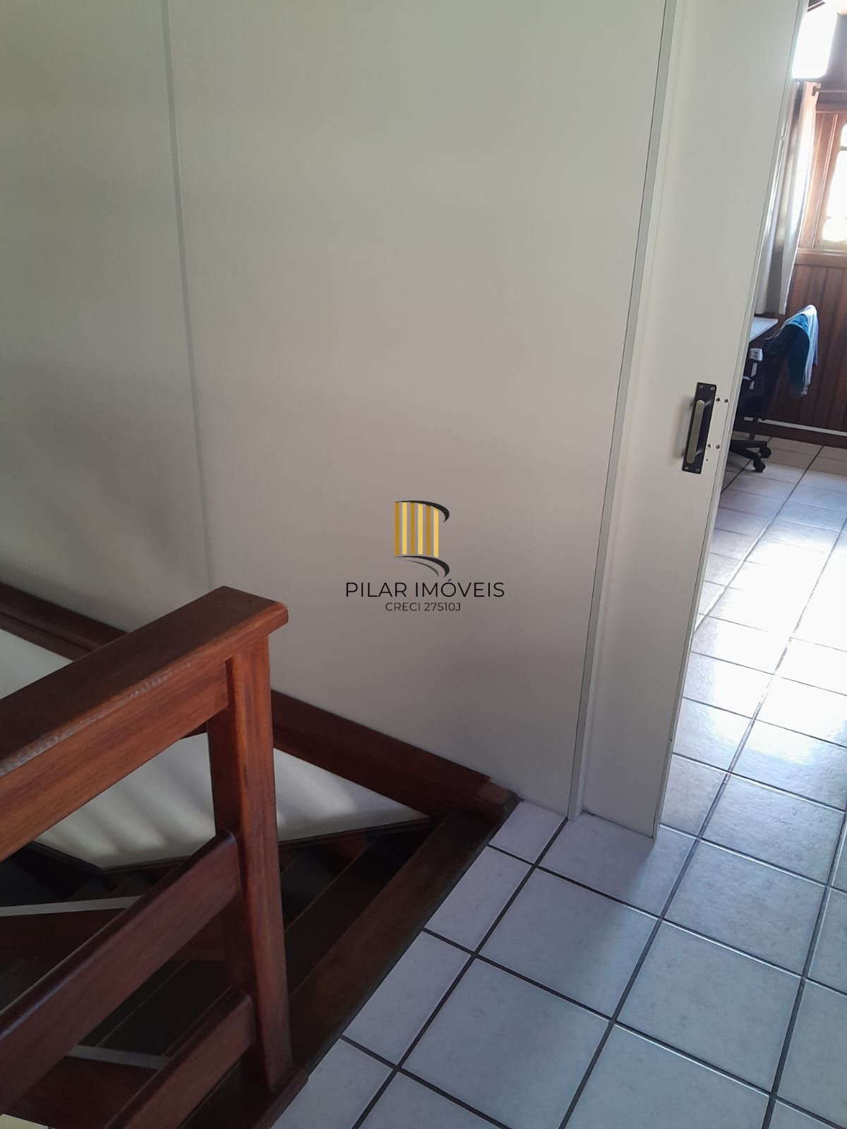 Casa sobrado a Venda de 5 Quartos, 1 Suite e 4 Vagas de Garagem com 235M²privt.