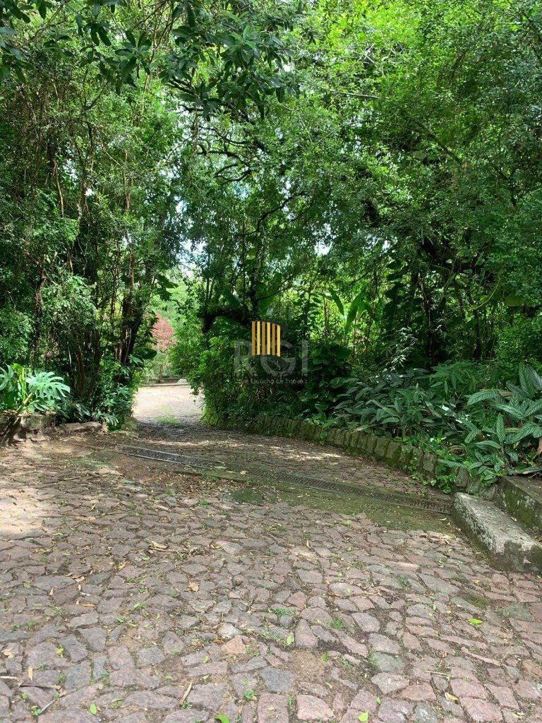 Terreno de 5.280 m², com 3 casas, no bairro Ponta Grossa, em Porto Alegre.