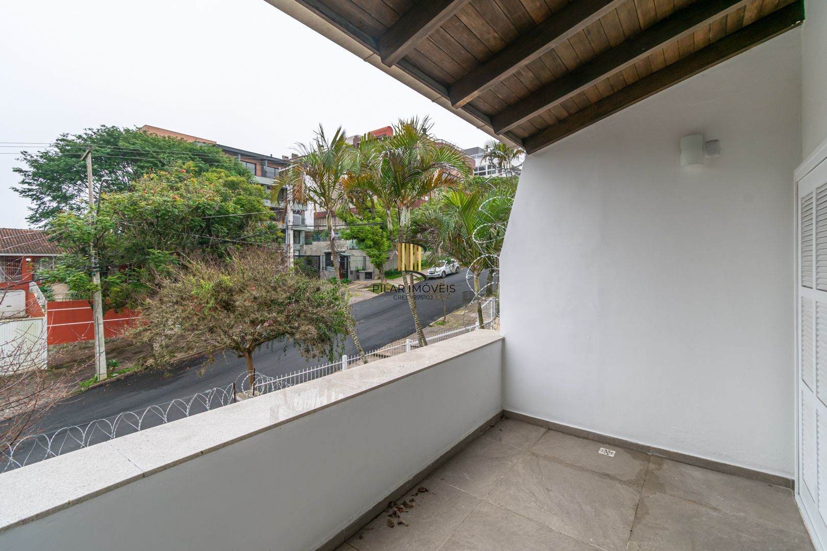 Casa sobrado no bairro Cristal de 3 dormitórios e 3 vagas
