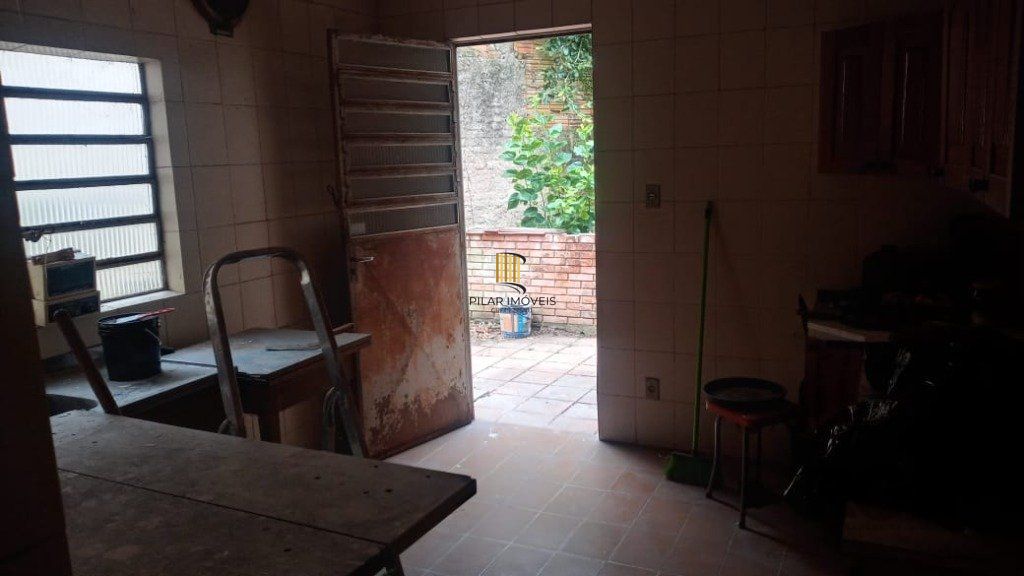 Sobrado no bairro Petrópolis com 4 dormitórios e amplo pátio