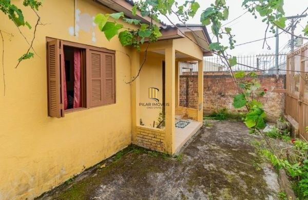 Casa / Terreno com 3 casas de alvenaria no bairro Morro Santana