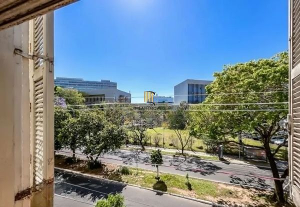 Apartamento no Bom Fim de 3 dormitórios frente com 103m² DESOCUPADO