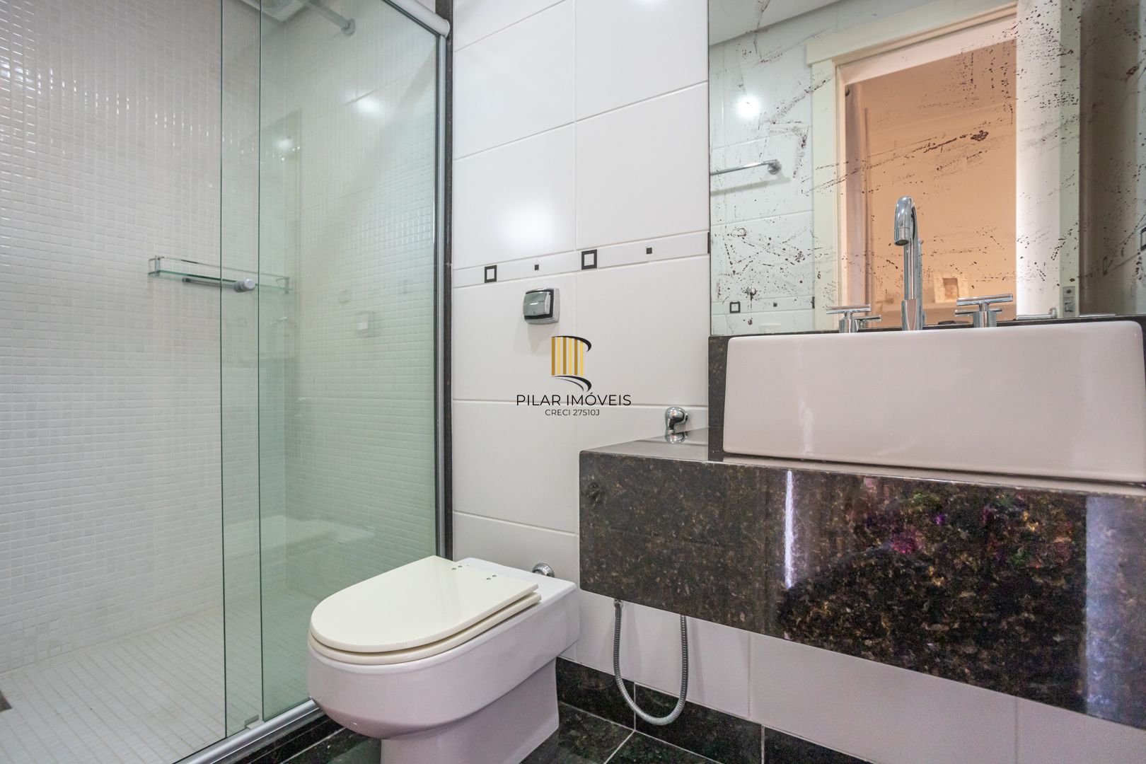 COBERTURA MOBILIADA COM VISTA PARA O GUAÍBA