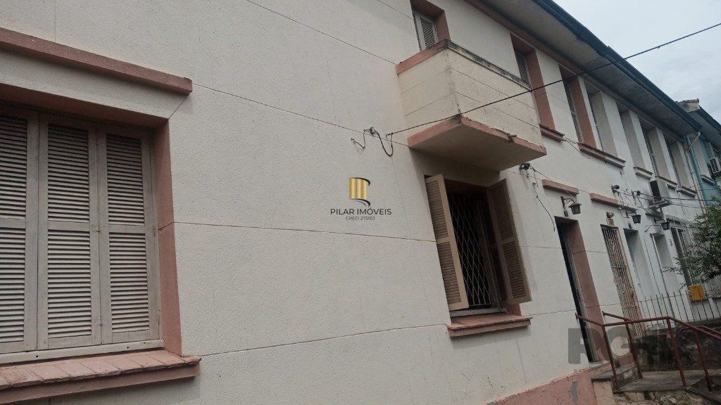 Sobrado no bairro Petrópolis com 4 dormitórios e amplo pátio