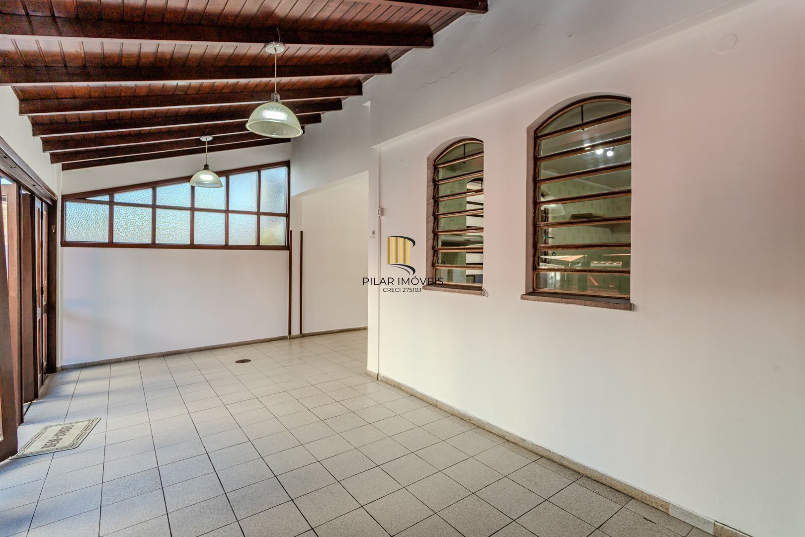 Casa no Partenon com 4 dormitórios e 4 vagas DESOCUPADA