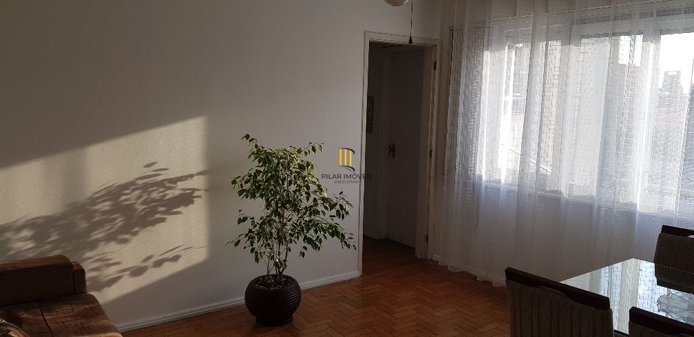 Apartamento no Petrópolis de 2 dormitórios e dependência