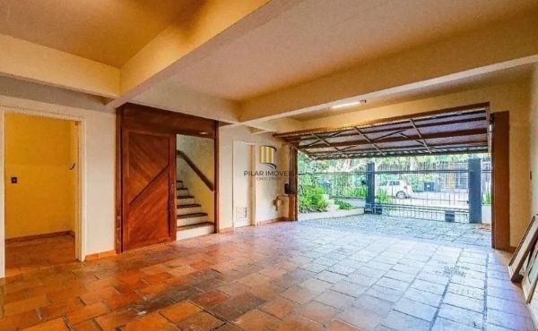 Casa sobrado no bairro Bela Vista de 3 dormitórios e 3 vagas DESOCUPADA