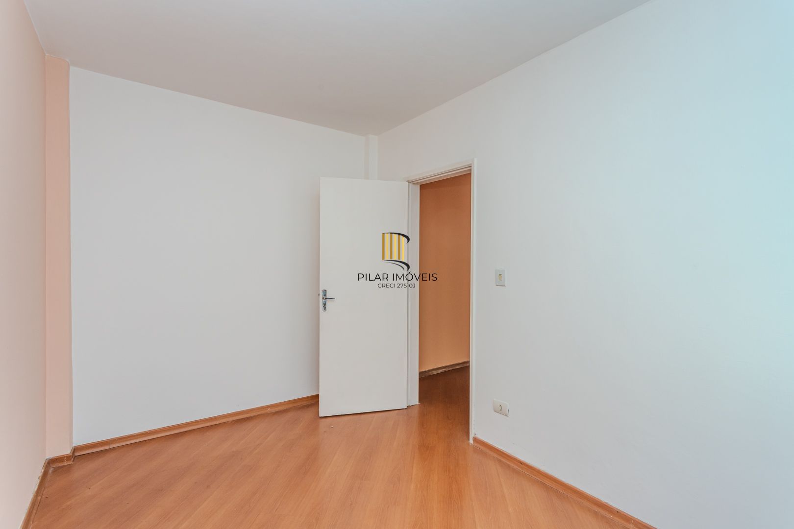 Apartamento no bairro Cristal térreo 1 Dormitório e vaga rotativa DESOCUPADO
