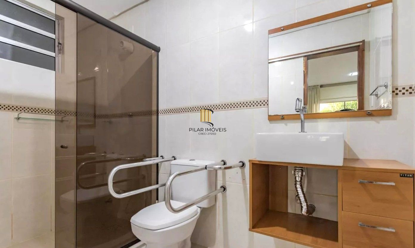 Casa no bairro Jardim Sabará de 4 dormitórios e 3 vagas DESOCUPADA