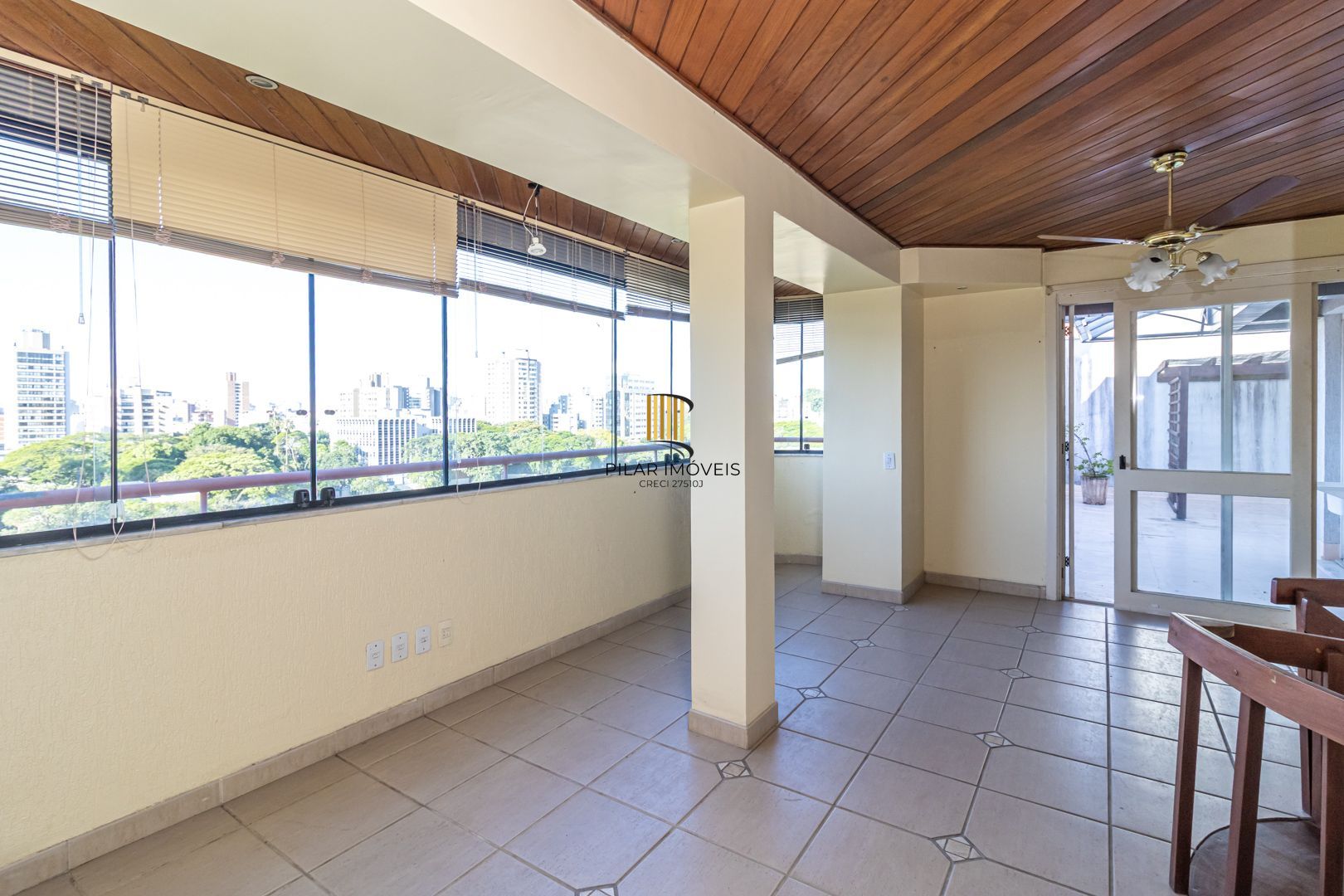 Cobertura no Menino Deus de 3 dormitórios e 2 vagas DESOCUPADO