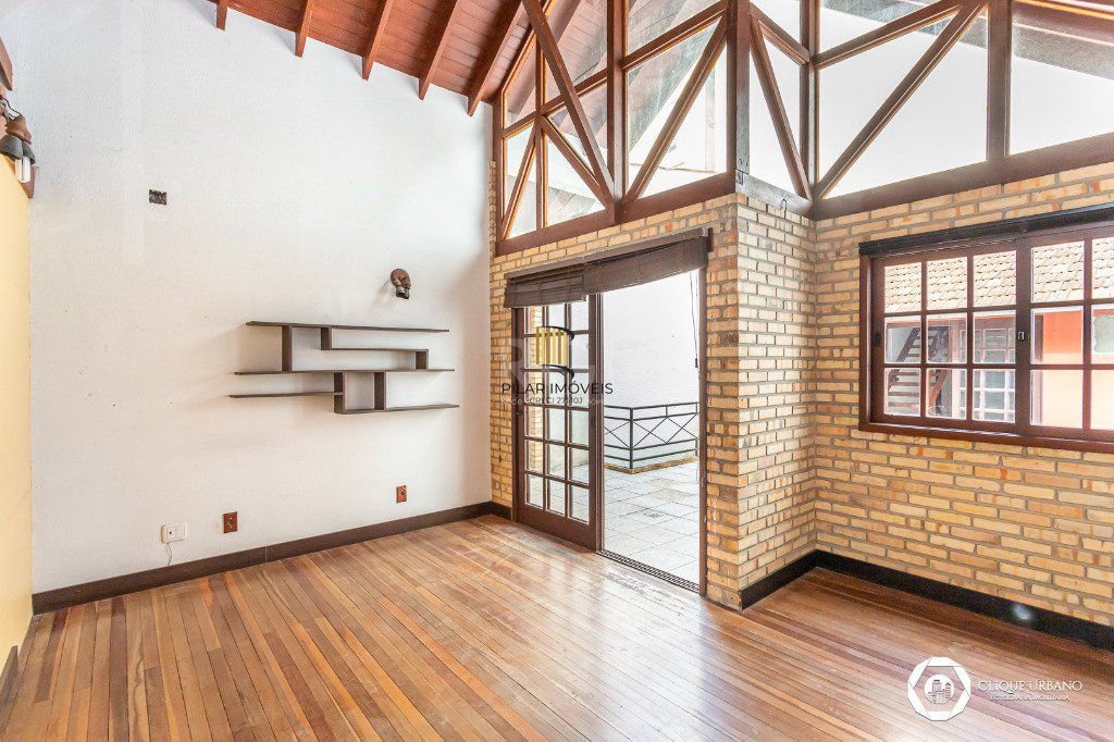 Casa para Venda - 330m², 4 dormitórios, sendo 3 suites, 2 vagas - Petrópolis