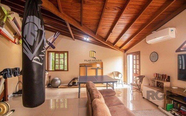 Casa no bairro Camaquã de 4 dormitórios e 2 vagas