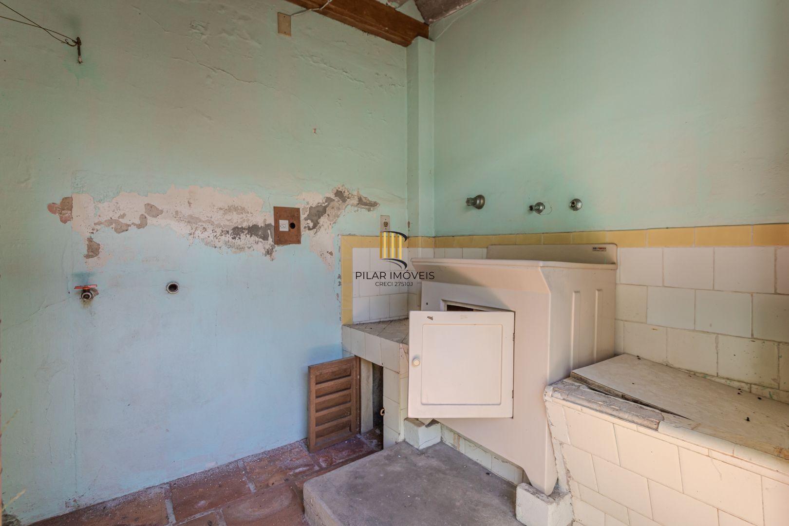 Casa sobrado no Partenon com 5 dormitórios e 4 vagas