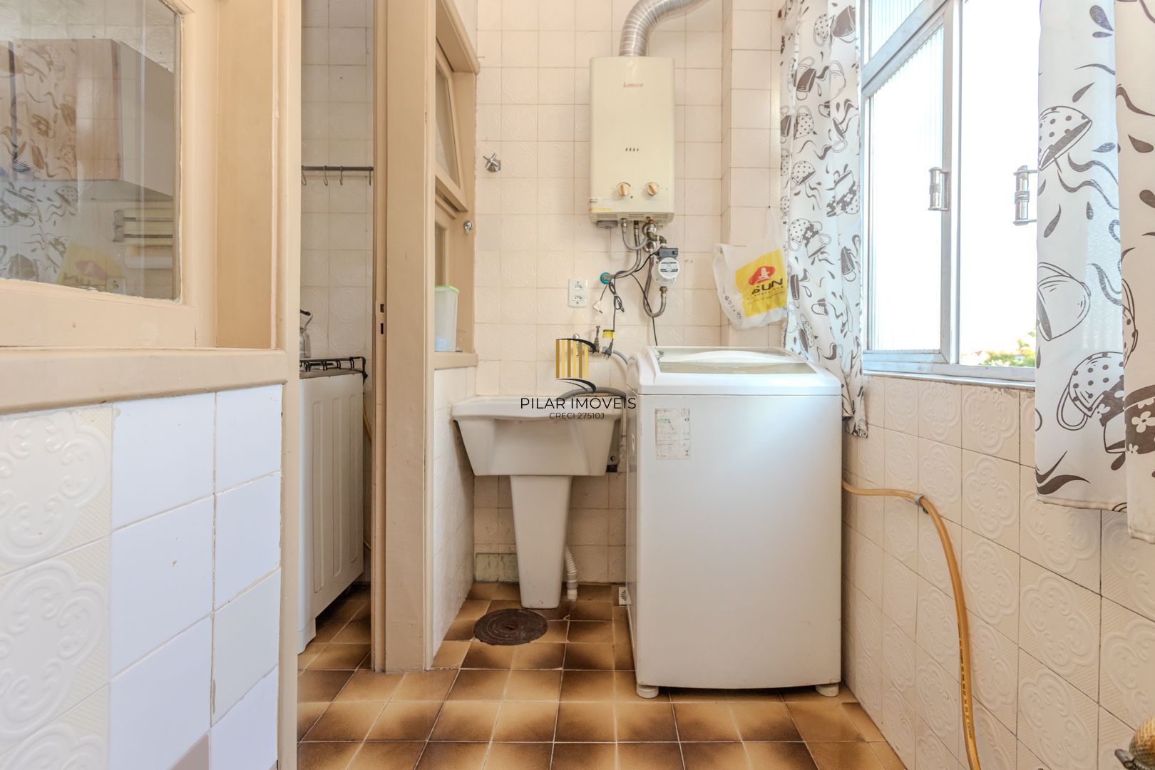 Apartamento de 2 dormitórios com dependência e vaga no bairro Santana DESOCUPADO