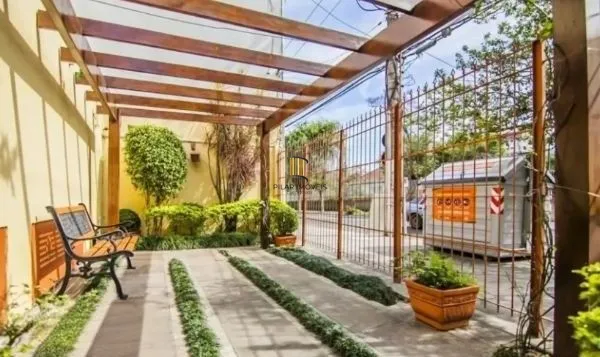 Apartamento Térreo com pátio no Menino Deus de 1 dormitório DESOCUPADO