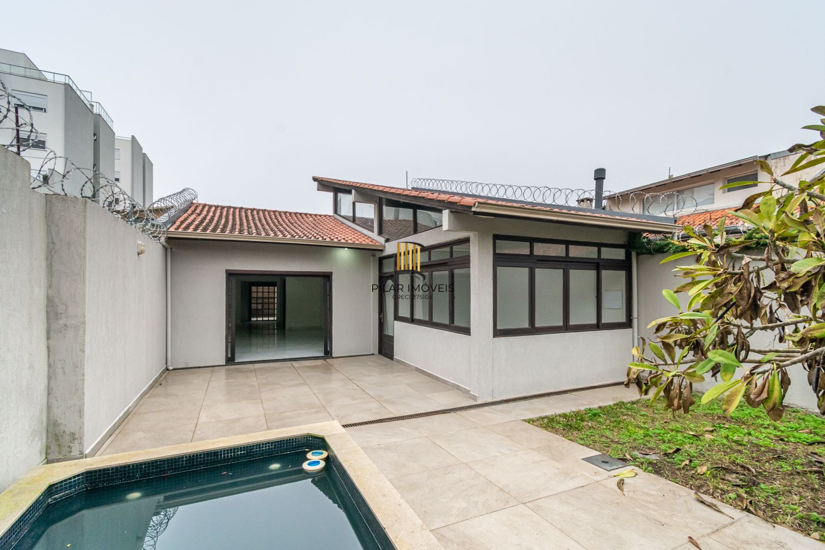 Casa sobrado no bairro Cristal de 3 dormitórios e 3 vagas - Pilar Imóveis