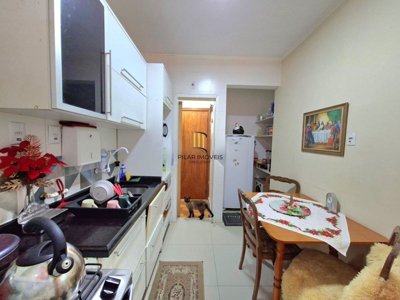 Lindo apartamento de 2 dorm. + dependência no Centro Histórico