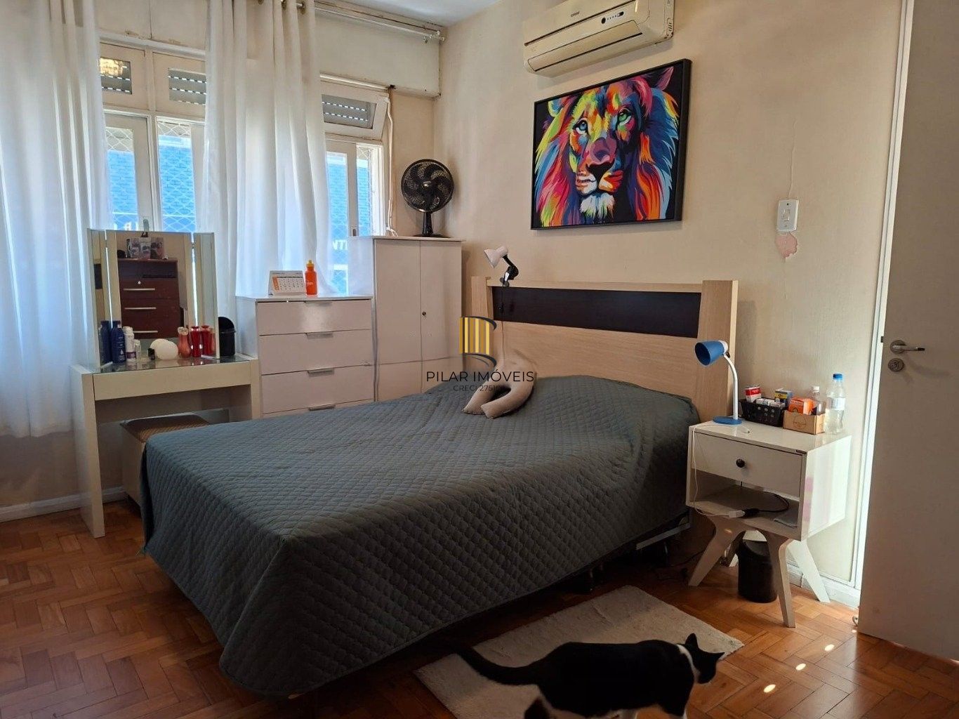 Lindo apartamento de 2 dorm. + dependência no Centro Histórico
