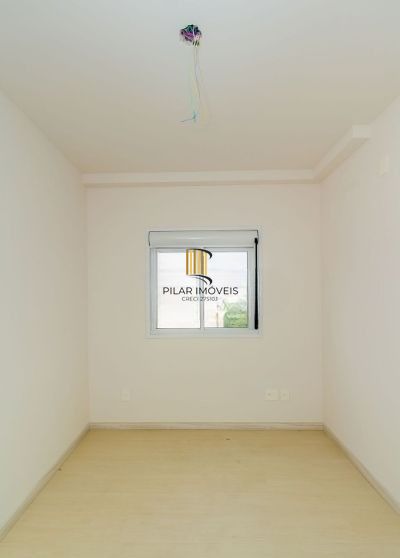 Apartamento semi novo na Medianeira de 2 dormitórios e 2 vagas