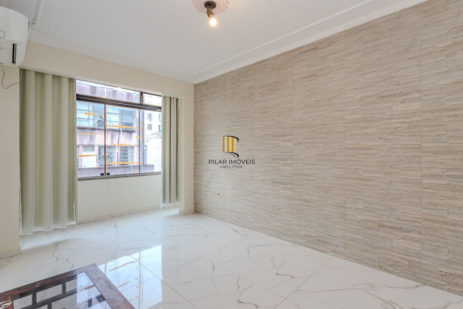 apto de 03 DOR. no centro todo reformado, desocupado. 8 andar elevador