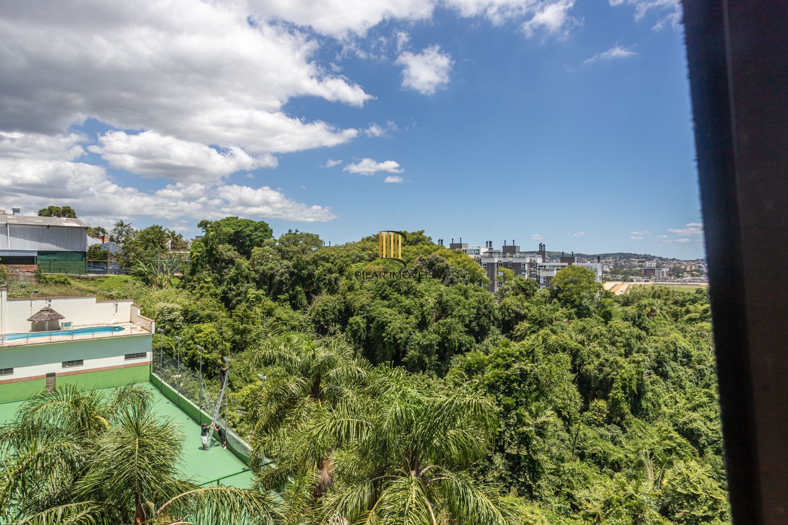 COBERTURA MOBILIADA COM VISTA PARA O GUAÍBA