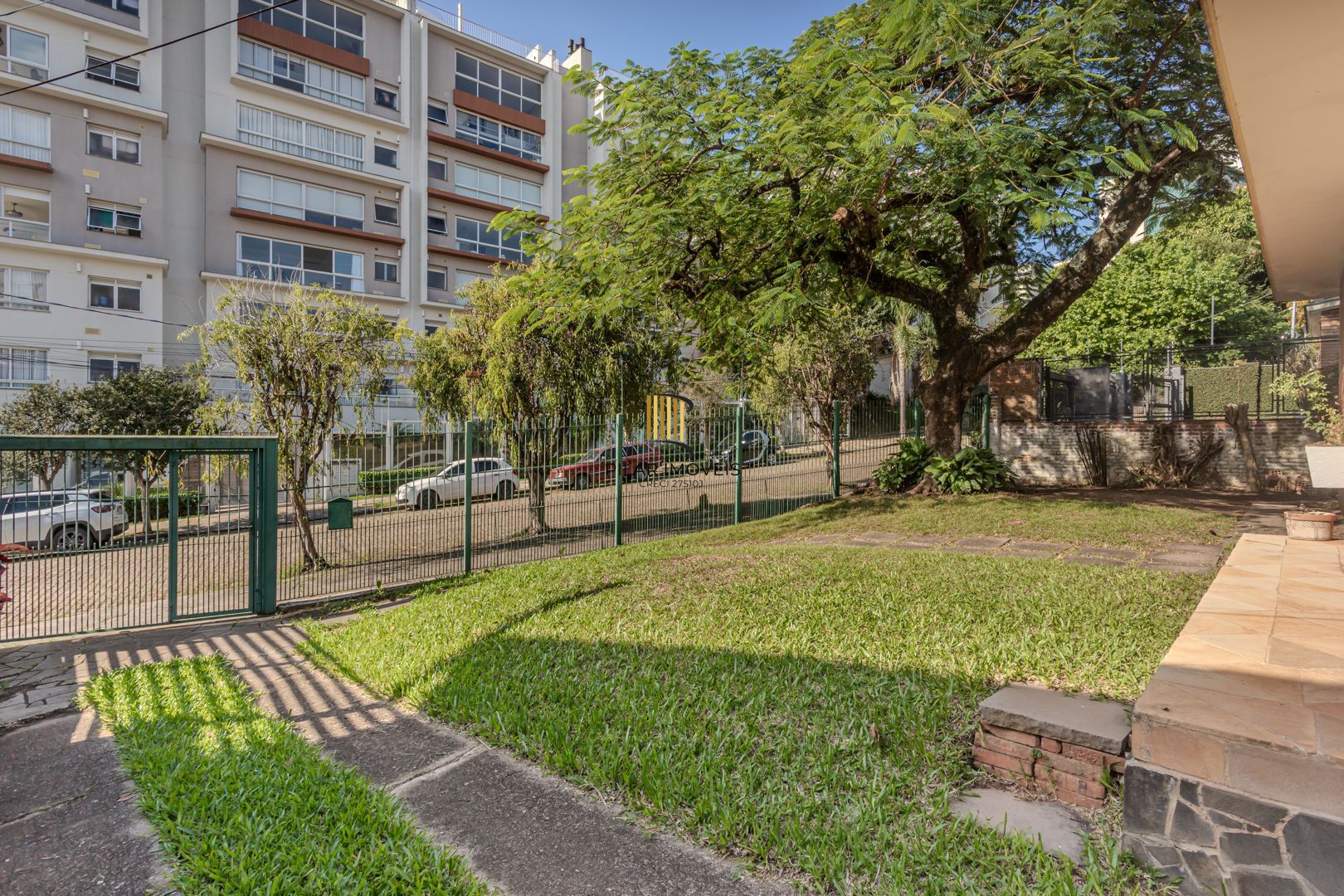 Casa no Menino Deus de 3 dormitórios e 5 vagas DESOCUPADA