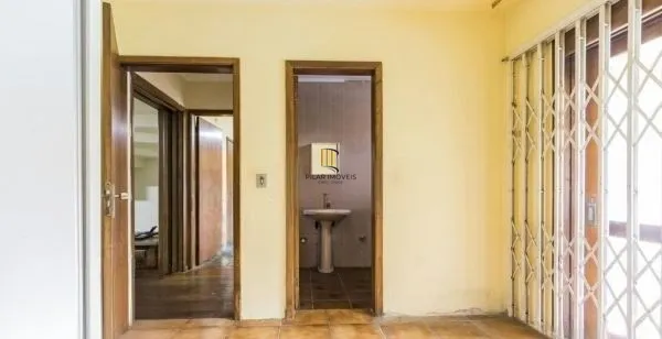 Casa sobrado no bairro Auxiliadora de 5 dormitórios e 4 vagas