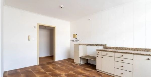 Apartamento no Petrópolis de 3 dormitórios e 2 vagas