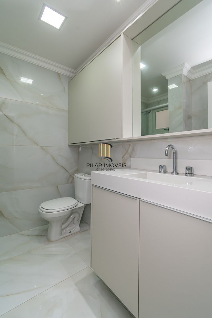Casa sobrado no bairro Cristal de 3 dormitórios e 3 vagas