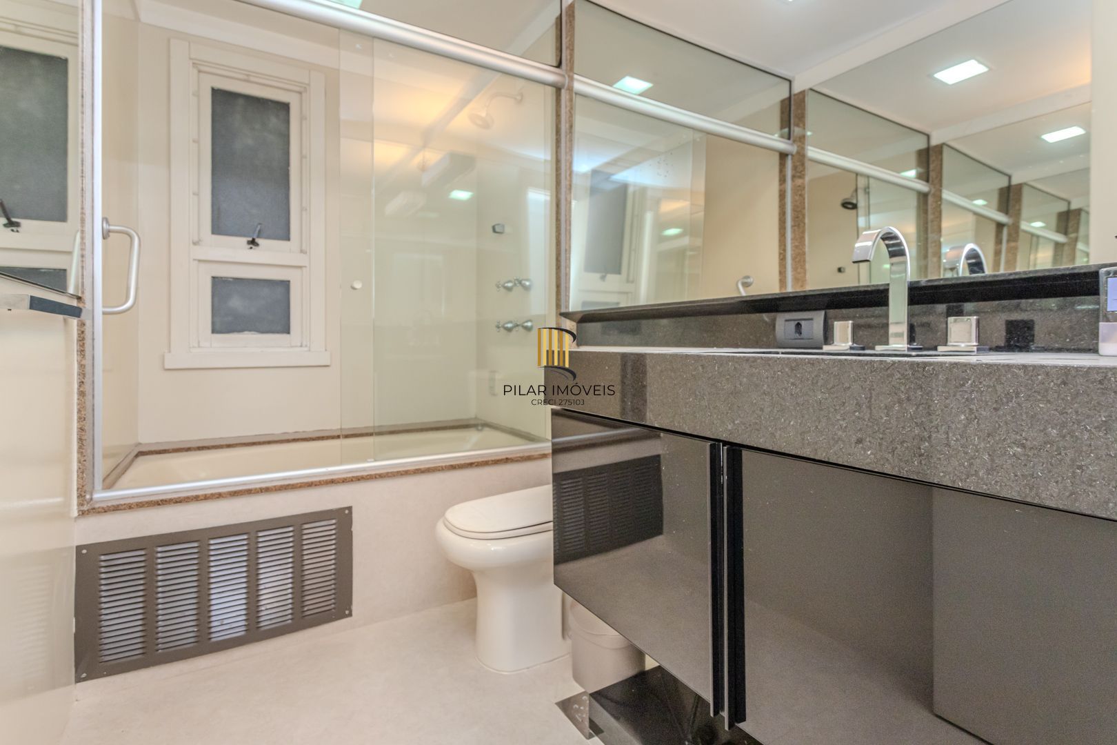 Apartamento no Moinhos de Vento de 3 dormitórios e vaga DESOCUPADO